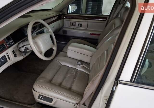 Белый Кадиллак ДеВиль, объемом двигателя 4.6 л и пробегом 92 тыс. км за 17000 $, фото 6 на Automoto.ua