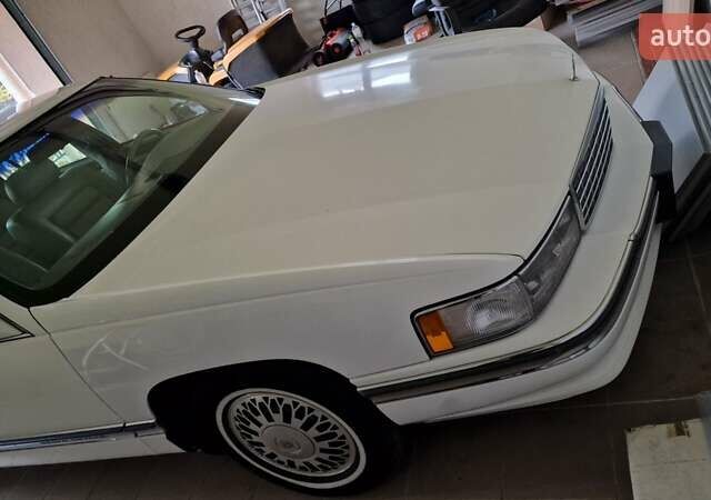 Белый Кадиллак ДеВиль, объемом двигателя 4.6 л и пробегом 92 тыс. км за 17000 $, фото 1 на Automoto.ua