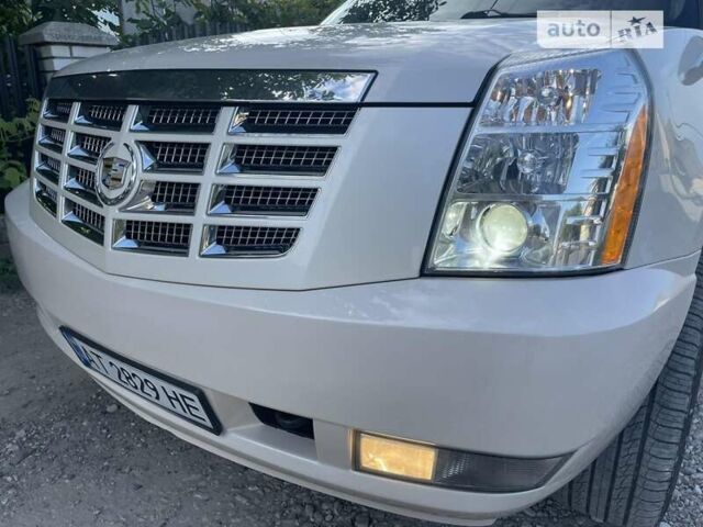 Белый Кадиллак Эскалейд, объемом двигателя 6.2 л и пробегом 239 тыс. км за 34900 $, фото 3 на Automoto.ua
