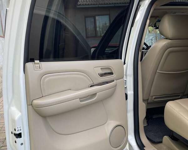 Белый Кадиллак Эскалейд, объемом двигателя 6.2 л и пробегом 239 тыс. км за 34900 $, фото 29 на Automoto.ua