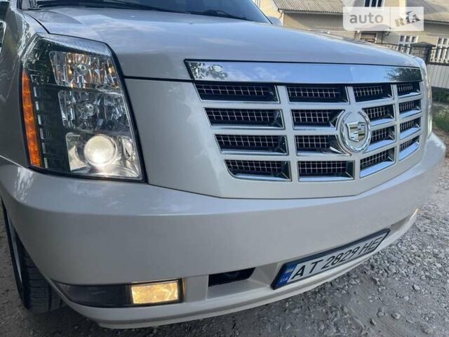 Белый Кадиллак Эскалейд, объемом двигателя 6.2 л и пробегом 239 тыс. км за 34900 $, фото 4 на Automoto.ua