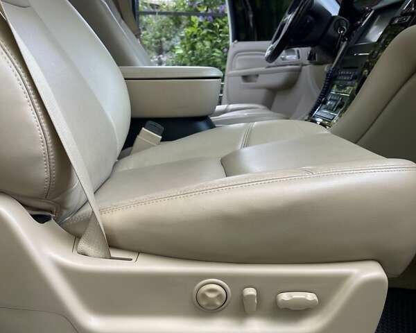 Белый Кадиллак Эскалейд, объемом двигателя 6.2 л и пробегом 239 тыс. км за 34900 $, фото 27 на Automoto.ua