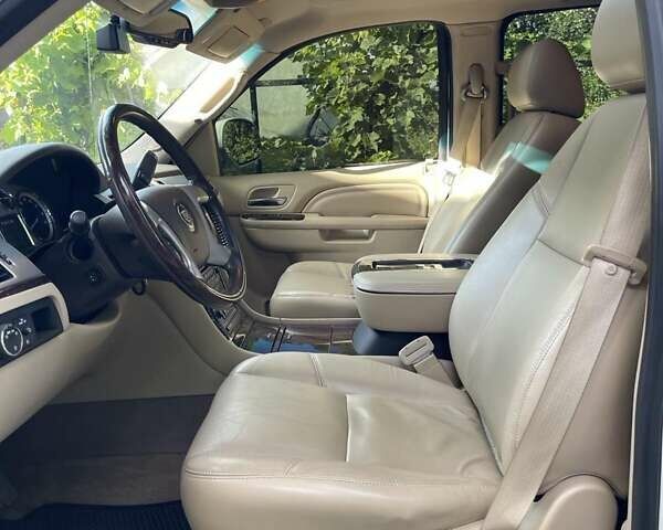 Белый Кадиллак Эскалейд, объемом двигателя 6.2 л и пробегом 239 тыс. км за 34900 $, фото 25 на Automoto.ua