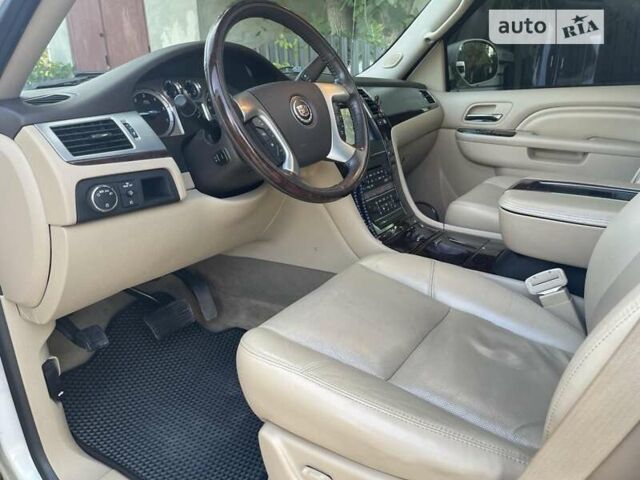 Белый Кадиллак Эскалейд, объемом двигателя 6.2 л и пробегом 239 тыс. км за 34900 $, фото 57 на Automoto.ua