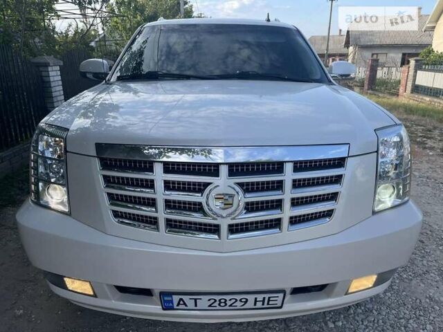 Белый Кадиллак Эскалейд, объемом двигателя 6.2 л и пробегом 239 тыс. км за 34900 $, фото 2 на Automoto.ua