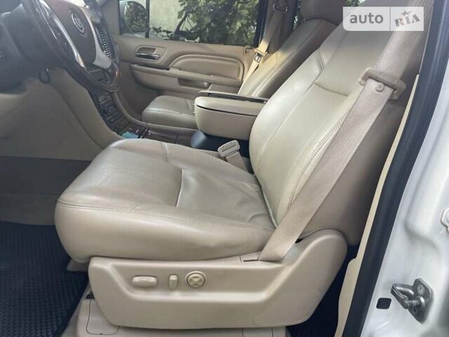 Белый Кадиллак Эскалейд, объемом двигателя 6.2 л и пробегом 239 тыс. км за 34900 $, фото 31 на Automoto.ua