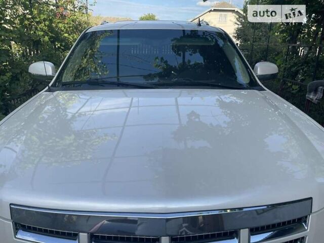 Белый Кадиллак Эскалейд, объемом двигателя 6.2 л и пробегом 239 тыс. км за 34900 $, фото 19 на Automoto.ua