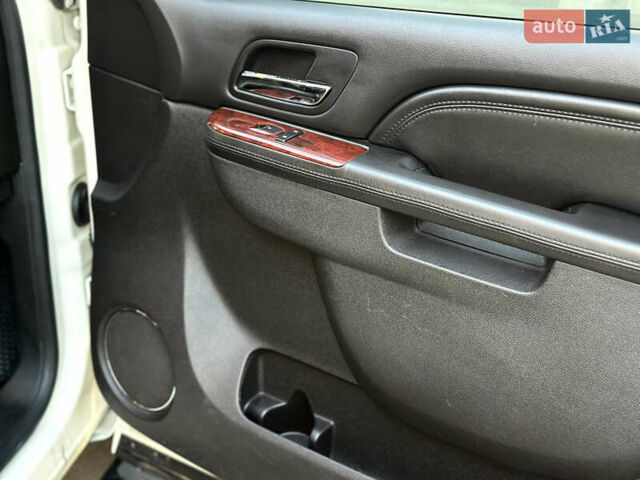 Белый Кадиллак Эскалейд, объемом двигателя 6.2 л и пробегом 220 тыс. км за 28999 $, фото 33 на Automoto.ua