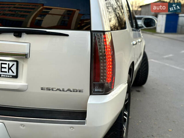 Белый Кадиллак Эскалейд, объемом двигателя 6.2 л и пробегом 220 тыс. км за 28999 $, фото 24 на Automoto.ua
