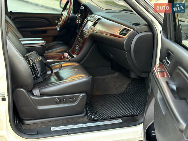 Белый Кадиллак Эскалейд, объемом двигателя 6.2 л и пробегом 220 тыс. км за 28999 $, фото 35 на Automoto.ua