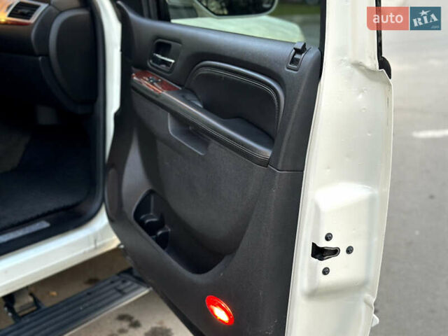 Белый Кадиллак Эскалейд, объемом двигателя 6.2 л и пробегом 220 тыс. км за 28999 $, фото 36 на Automoto.ua