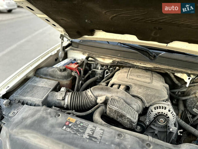 Белый Кадиллак Эскалейд, объемом двигателя 6.2 л и пробегом 220 тыс. км за 28999 $, фото 43 на Automoto.ua