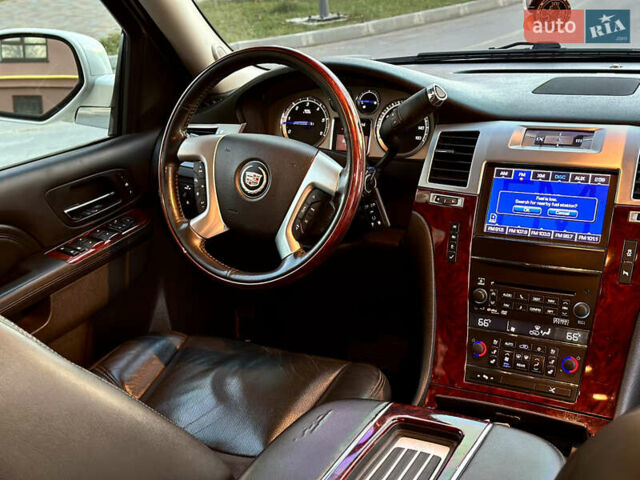 Белый Кадиллак Эскалейд, объемом двигателя 6.2 л и пробегом 220 тыс. км за 28999 $, фото 40 на Automoto.ua