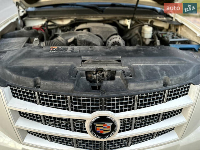 Белый Кадиллак Эскалейд, объемом двигателя 6.2 л и пробегом 220 тыс. км за 28999 $, фото 44 на Automoto.ua