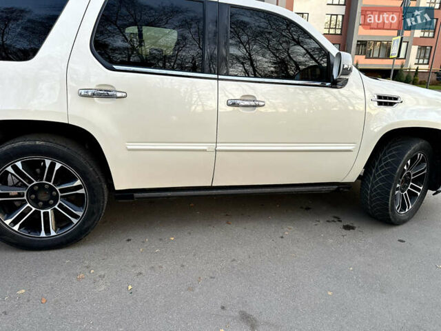 Белый Кадиллак Эскалейд, объемом двигателя 6.2 л и пробегом 220 тыс. км за 28999 $, фото 23 на Automoto.ua