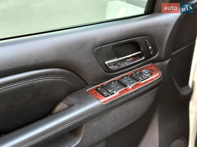 Белый Кадиллак Эскалейд, объемом двигателя 6.2 л и пробегом 220 тыс. км за 28999 $, фото 31 на Automoto.ua