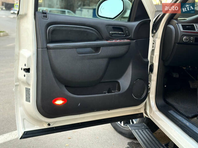 Белый Кадиллак Эскалейд, объемом двигателя 6.2 л и пробегом 220 тыс. км за 28999 $, фото 30 на Automoto.ua