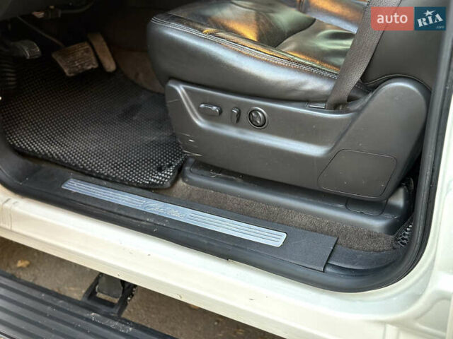 Белый Кадиллак Эскалейд, объемом двигателя 6.2 л и пробегом 220 тыс. км за 28999 $, фото 28 на Automoto.ua