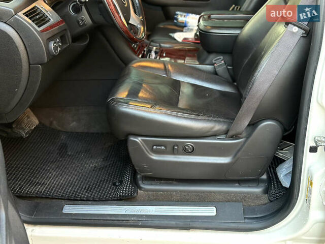 Белый Кадиллак Эскалейд, объемом двигателя 6.2 л и пробегом 220 тыс. км за 28999 $, фото 29 на Automoto.ua