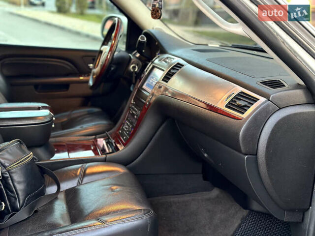 Белый Кадиллак Эскалейд, объемом двигателя 6.2 л и пробегом 220 тыс. км за 28999 $, фото 34 на Automoto.ua