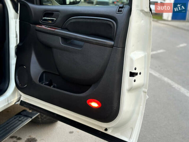 Белый Кадиллак Эскалейд, объемом двигателя 6.2 л и пробегом 220 тыс. км за 28999 $, фото 32 на Automoto.ua