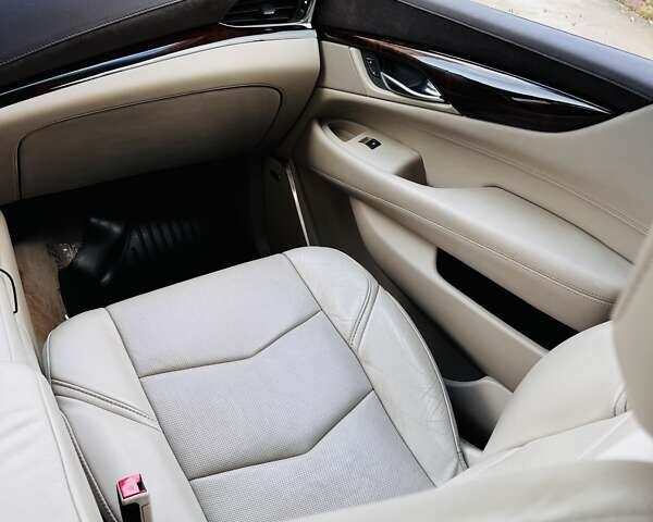 Белый Кадиллак Эскалейд, объемом двигателя 6.2 л и пробегом 197 тыс. км за 32999 $, фото 24 на Automoto.ua