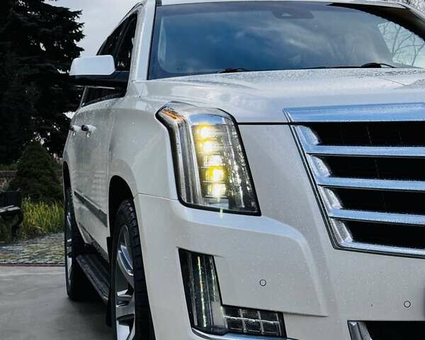 Белый Кадиллак Эскалейд, объемом двигателя 6.2 л и пробегом 197 тыс. км за 32999 $, фото 12 на Automoto.ua