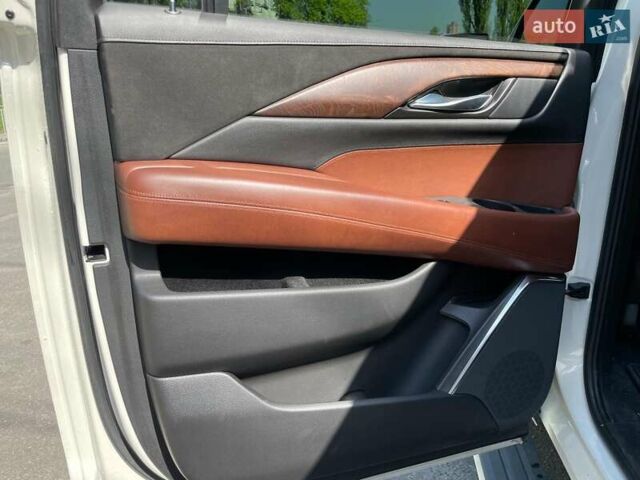 Белый Кадиллак Эскалейд, объемом двигателя 6.2 л и пробегом 120 тыс. км за 36740 $, фото 17 на Automoto.ua