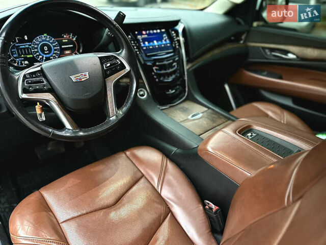 Белый Кадиллак Эскалейд, объемом двигателя 6.2 л и пробегом 125 тыс. км за 45999 $, фото 28 на Automoto.ua