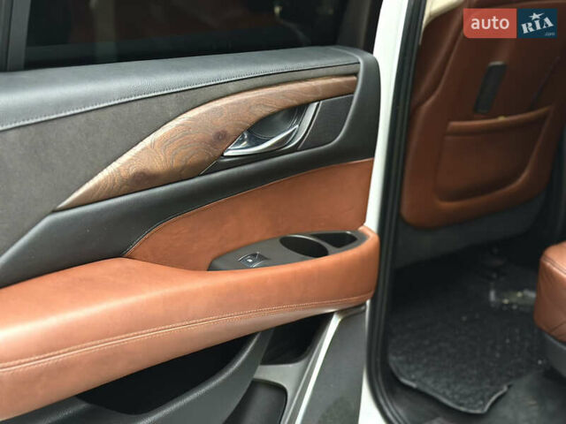 Белый Кадиллак Эскалейд, объемом двигателя 6.2 л и пробегом 125 тыс. км за 45999 $, фото 44 на Automoto.ua