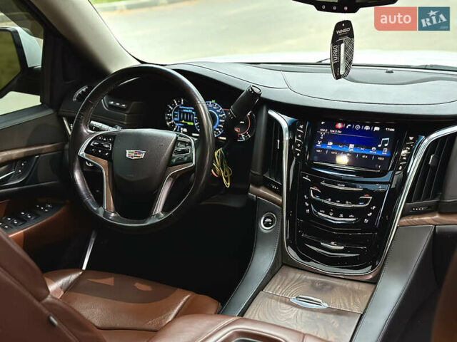 Белый Кадиллак Эскалейд, объемом двигателя 6.2 л и пробегом 125 тыс. км за 45999 $, фото 39 на Automoto.ua