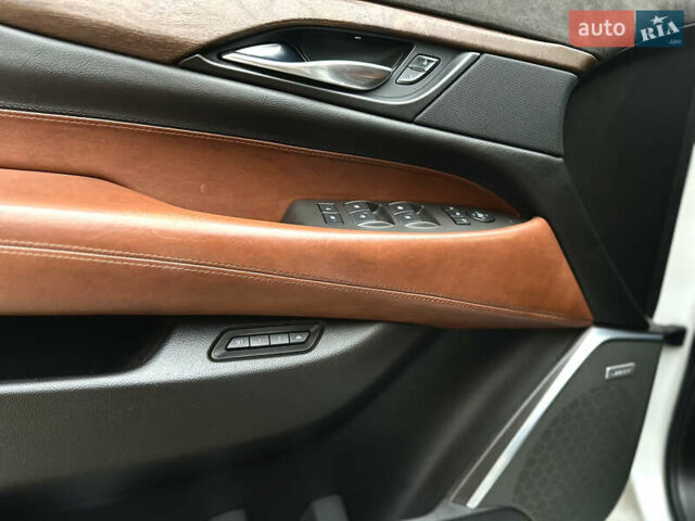 Белый Кадиллак Эскалейд, объемом двигателя 6.2 л и пробегом 125 тыс. км за 45999 $, фото 31 на Automoto.ua