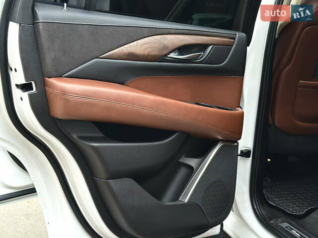 Белый Кадиллак Эскалейд, объемом двигателя 6.2 л и пробегом 125 тыс. км за 45999 $, фото 45 на Automoto.ua