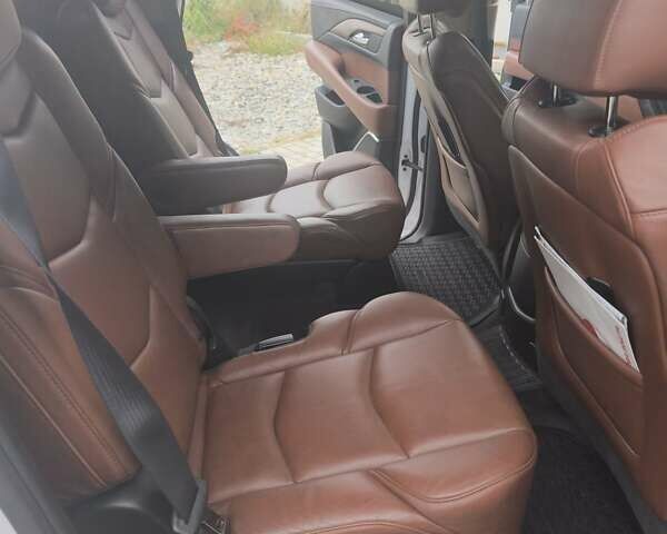 Кадиллак Эскалейд 2016 в Хмельницком на Automoto.ua Белый Кадиллак Эскалейд, объемом двигателя 6.2 л и пробегом 125 тыс. км за 40000 $, фото 12 на Automoto.ua