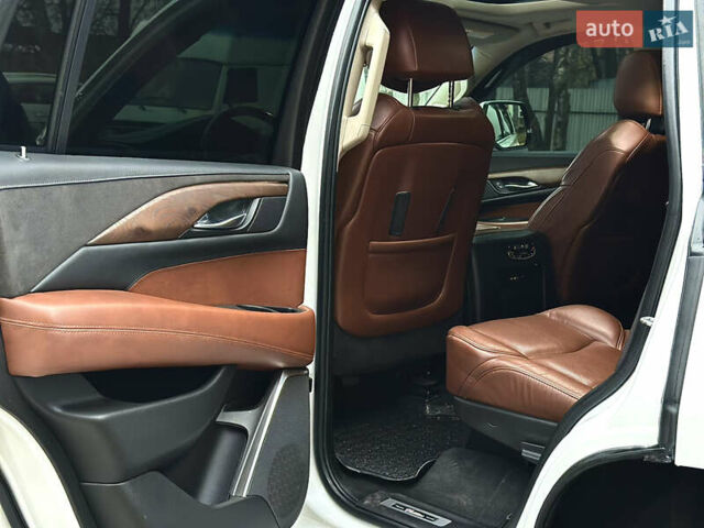 Белый Кадиллак Эскалейд, объемом двигателя 6.2 л и пробегом 125 тыс. км за 45999 $, фото 43 на Automoto.ua