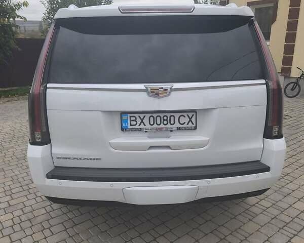 Кадиллак Эскалейд 2016 в Хмельницком на Automoto.ua Белый Кадиллак Эскалейд, объемом двигателя 6.2 л и пробегом 125 тыс. км за 40000 $, фото 3 на Automoto.ua