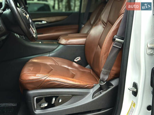 Белый Кадиллак Эскалейд, объемом двигателя 6.2 л и пробегом 125 тыс. км за 45999 $, фото 21 на Automoto.ua