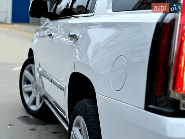 Белый Кадиллак Эскалейд, объемом двигателя 6.2 л и пробегом 125 тыс. км за 45999 $, фото 9 на Automoto.ua