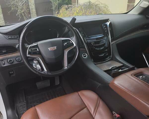 Кадиллак Эскалейд 2016 в Хмельницком на Automoto.ua Белый Кадиллак Эскалейд, объемом двигателя 6.2 л и пробегом 125 тыс. км за 40000 $, фото 4 на Automoto.ua