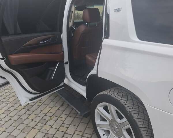 Кадиллак Эскалейд 2016 в Хмельницком на Automoto.ua Белый Кадиллак Эскалейд, объемом двигателя 6.2 л и пробегом 125 тыс. км за 40000 $, фото 2 на Automoto.ua
