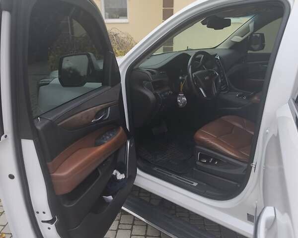 Кадиллак Эскалейд 2016 в Хмельницком на Automoto.ua Белый Кадиллак Эскалейд, объемом двигателя 6.2 л и пробегом 125 тыс. км за 40000 $, фото 5 на Automoto.ua