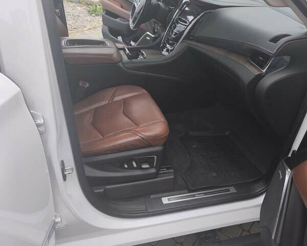 Кадиллак Эскалейд 2016 в Хмельницком на Automoto.ua Белый Кадиллак Эскалейд, объемом двигателя 6.2 л и пробегом 125 тыс. км за 40000 $, фото 11 на Automoto.ua