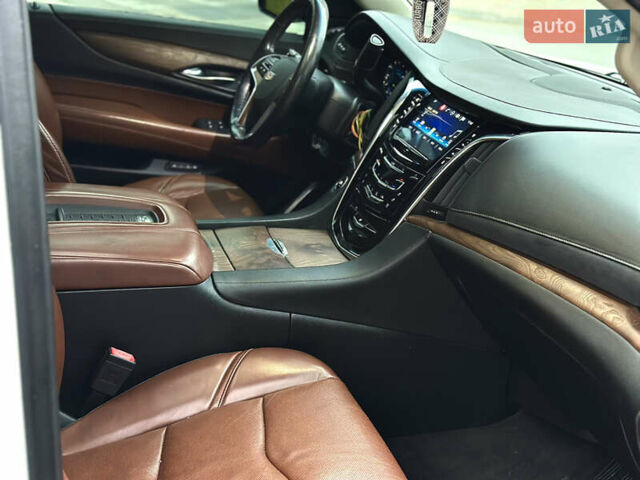 Белый Кадиллак Эскалейд, объемом двигателя 6.2 л и пробегом 125 тыс. км за 45999 $, фото 38 на Automoto.ua