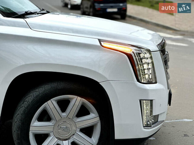 Белый Кадиллак Эскалейд, объемом двигателя 6.2 л и пробегом 125 тыс. км за 45999 $, фото 10 на Automoto.ua