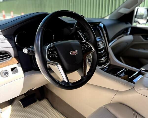 Білий Каділак Ескалейд, об'ємом двигуна 6.2 л та пробігом 150 тис. км за 50300 $, фото 12 на Automoto.ua