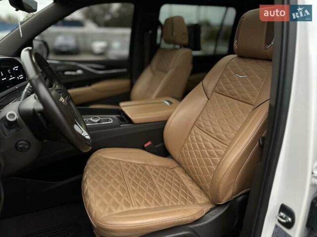 Каділак Ескалейд 2021 у Чернівцях на Automoto.ua Білий Каділак Ескалейд, об'ємом двигуна 6.16 л та пробігом 54 тис. км за 115000 $, фото 45 на Automoto.ua