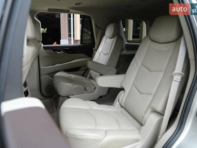 Кадиллак Эскалейд 2014 в Харькове на Automoto.ua Бежевый Кадиллак Эскалейд, объемом двигателя 6.2 л и пробегом 101 тыс. км за 31500 $, фото 8 на Automoto.ua