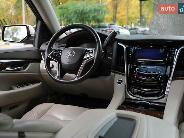 Кадиллак Эскалейд 2014 в Харькове на Automoto.ua Бежевый Кадиллак Эскалейд, объемом двигателя 6.2 л и пробегом 101 тыс. км за 31500 $, фото 12 на Automoto.ua