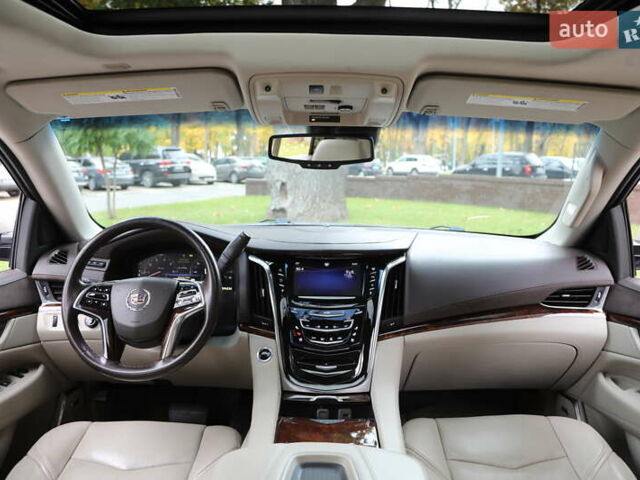 Кадиллак Эскалейд 2014 в Харькове на Automoto.ua Бежевый Кадиллак Эскалейд, объемом двигателя 6.2 л и пробегом 101 тыс. км за 31500 $, фото 13 на Automoto.ua