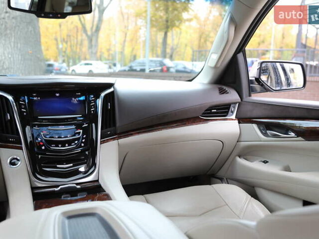 Кадиллак Эскалейд 2014 в Харькове на Automoto.ua Бежевый Кадиллак Эскалейд, объемом двигателя 6.2 л и пробегом 101 тыс. км за 31500 $, фото 14 на Automoto.ua